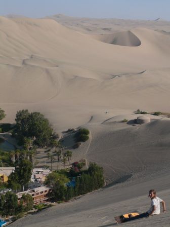 Sandboarden mit einem Deutschen