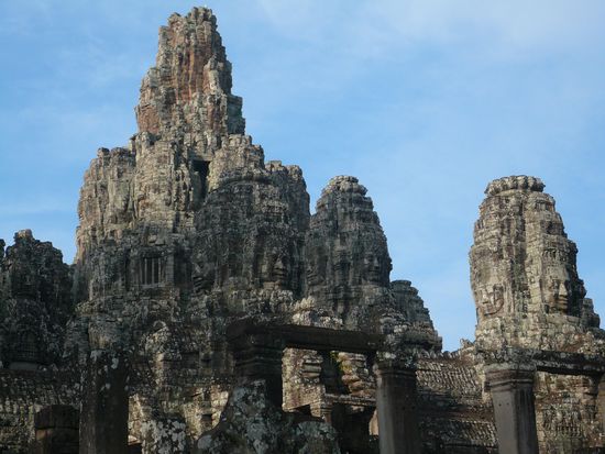 Angkor Thom - man beachte die Buddha-Gesichter in Tuermen