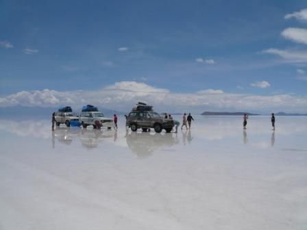 Wegen Regen am Vorabend lag auf dem Salz des Salar Uyuni ein feine Schicht Wasser -> Spiegeleffekt