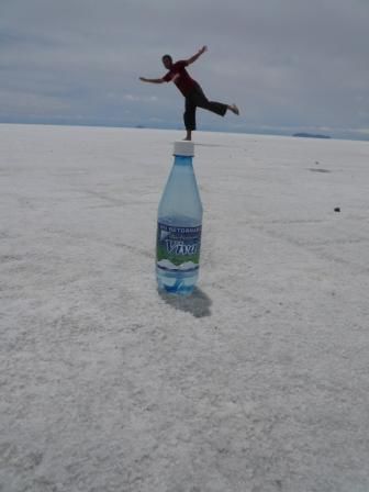Philipp auf einer 100L-Wasserflasche