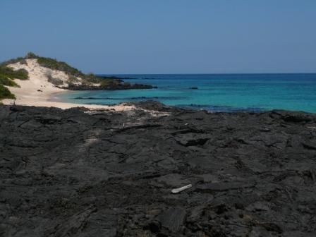 Lava vor weissem Strand