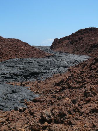 Lavastrom in schon älterem oxidiertem Lava-Schotter