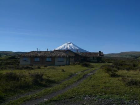 Hostal Chilcabamba mit Cotopaxi im Hintergrund. Dieser eisbedeckte Vulkan mitten auf dem Equator wird demnächst auf dieser Page auch von oben zu bestaunen sein...