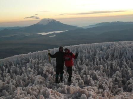 Guia und Philipp in schroffer, windgebeutelter Eiskruste