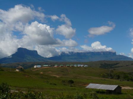 Blick auf Kukenan (links) und Roraima (rechts). Das Dorf im Vordergrund ist Paraitepuy und Startpunkt des Treks.