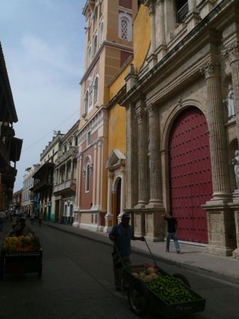Cartagena - typisch im Hintergrund die Balkone - je hoeher, desto reicher die Familie die drin wohnt