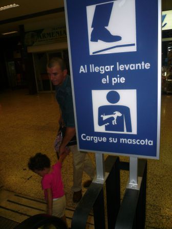 Im Busbahnhof von Cali wurde wohl die erste Rolltreppe Kolumbiens installiert. Jeder zweite Benutzer hat sich schlussendlich doch fuer die Treppe entschieden Al llegar levante el pie (= bei Ankunft Fuss anheben)