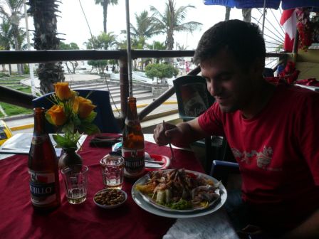 Ceviche und Bier am Strande von Huanchaco