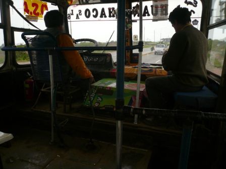 Lustiger oeffentlicher Bus in Trujillo. Man beachte den langen Schalthebel und den bequemen Fahrersitz
