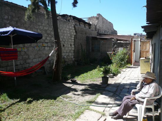 Auf dieser Haengematte habe ich das leckere Essen von Mapis Mutter verdaut. 
(vorne rechts ihre Grossmutter und Hund)