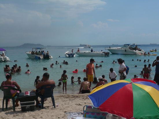 PN Mochimas haessliche Seite. Man beachte auch die vielen Oeltanker auf hoher See. Rund um den NP wird kraeftig Erdoel raffiniert.