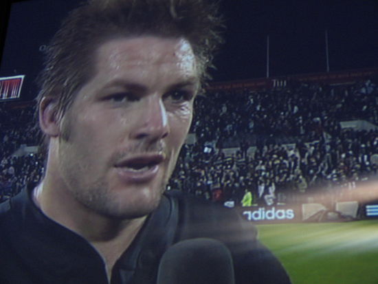 Captain der All Blacks
Bin dem Rugbyfieber verfallen....wie kann man auch anders.Sportart Nr1 hier und ausserdem sind die Jungs HOT HOT HOT
