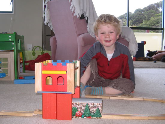 Will,3.
Der sieht hier jetzt lieb und nett aus,aber der ist ein richtiger Satansbraten.Als ich dann weg war heulte er..."I want my Anja Nanny back!"