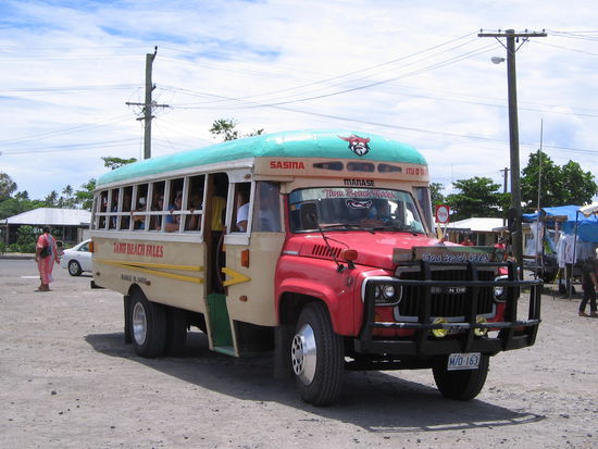 So fährt man in samoa Bus...zugelassen 20 Fahrgäste...Realität 60!