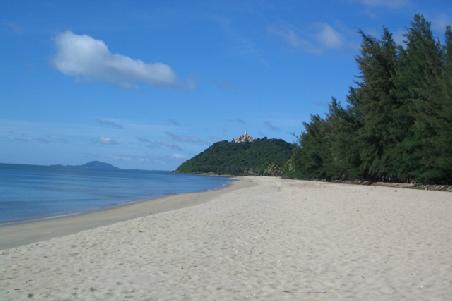 Unser Strand direkt vorm Hostel mit Blick auf den Tempel.