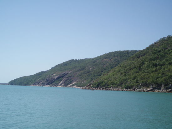 Die Fahrt von Cairns nach Fitzroy Island dauert etwa fünfundvierzig Minuten. Unterwegs kommt man an einigen kleinen Inseln vorbei