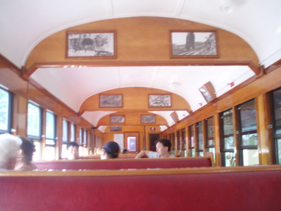 In den Waggons hängen historische Bilder, die vom Bau der Linie erzählen