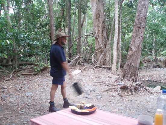 Nach traditioneller Art der Buschleute...