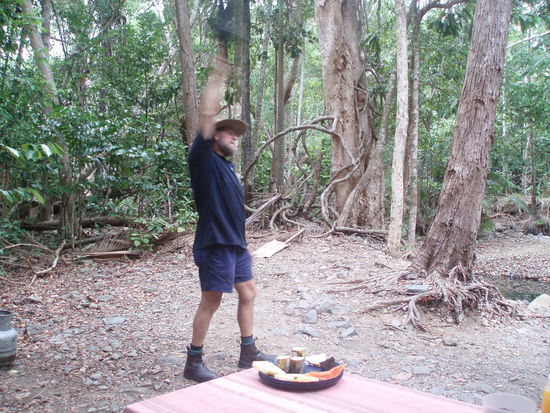 ...wird der Kessel mit dem Billy Tea über dem Kopf geschwenkt!