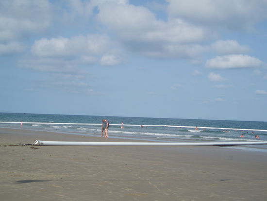 Die Quallenzeit hat begonnen, daher werden Schutznetze gespannt - man sollte nur innerhalb dieser Netze schwimmen!
