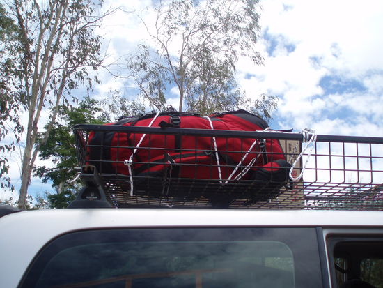 Auf dem Dach des Pick Ups geht mein Rucksack wieder auf Reisen...