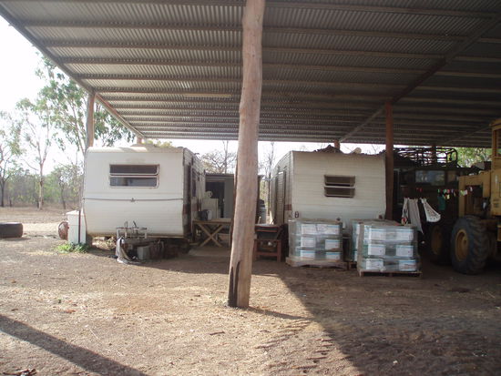 Der rechte Wohnwagen war meiner, der andere diente als "Rumpelkammer".