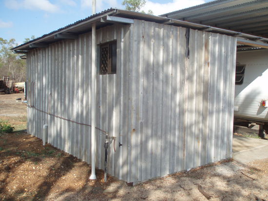 Mein "Badezimmer": Eine Blechhütte