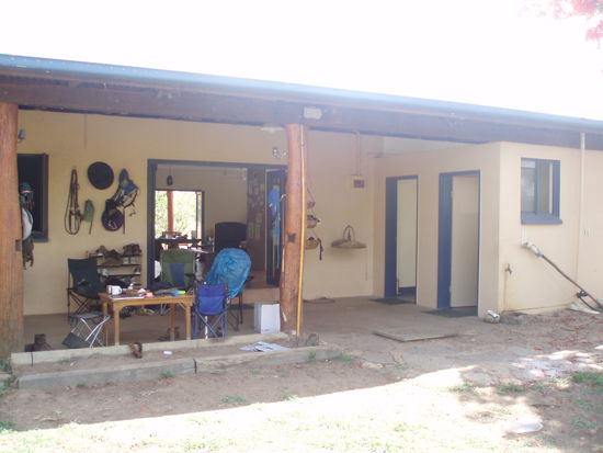 Die vordere Veranda, die beiden rechten Türen führen zu Bad und Toilette, die große Tür ins Wohnzimmer (es gibt keine Wohnungstür und keinen Flur)