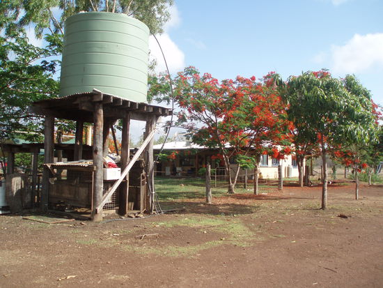 Die Wasseranlage, dahinter das Haus