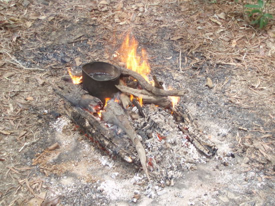 Die gefangenen Muscheln werden auf dem offenen Feuer gekocht