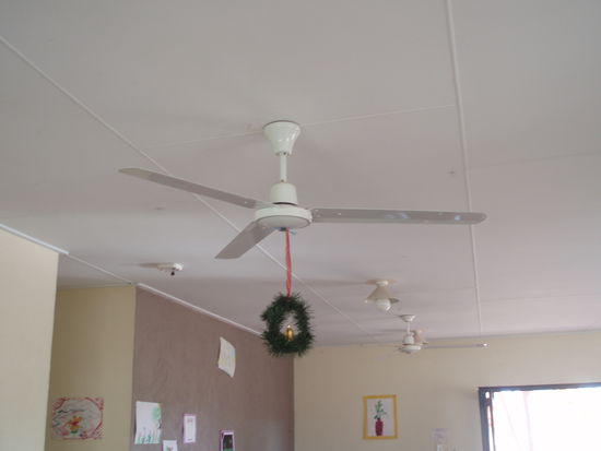 Immer noch gewöhnungsbedürftig: Weihnachtsschmuck am Ventilator