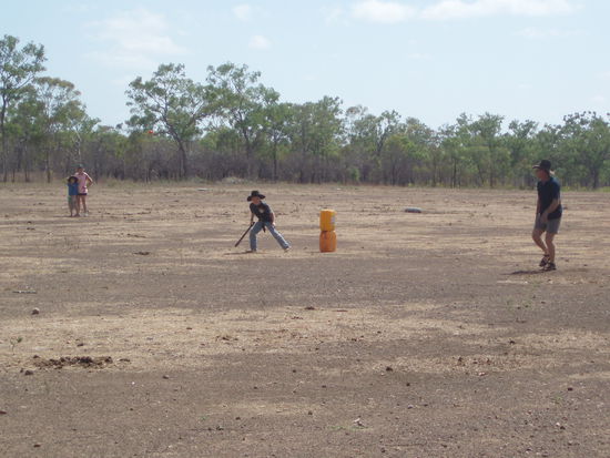 Cricket auf der Flugzeuglandebahn
