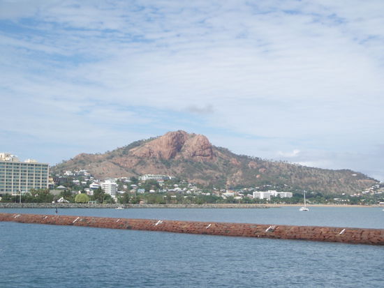 Blick von der Fähre auf Townsville und Castle Hill