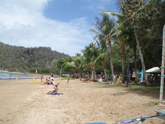Rechts sieht man die Marktstände, die direkt am Strand aufgebaut sind