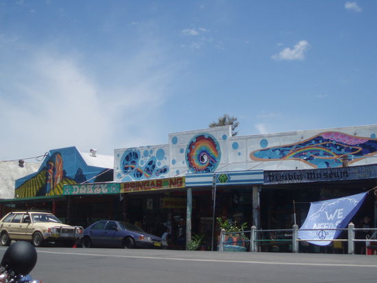 In Nimbin - die meisten Häuser sind bunt bemalt