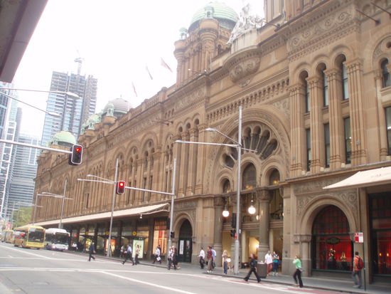 Das Queen Victoria Building (QVB) wurde Ende des 19. Jahrhunderts als Shopping Centre gebaut - hier gibt es 200 Geschäfte.