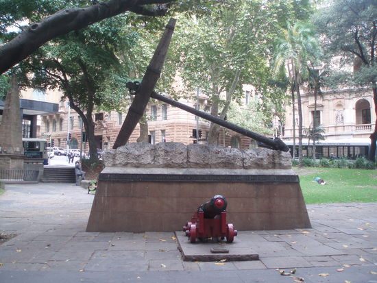 Die Kanone und der Anker stammen von der HMS Sirius, dem Flagschiff der First Fleet, der ersten Flotte von europäischen Siedlern, die Australien erreichten