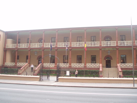 Parliament House, das älteste öffentliche Gebäude in Sydney - hier tagt das Parlament von New South Wales. Der georgianische Stil fällt gegenüber all den wuchtigen Sandsteingebäuden direkt ins Auge.