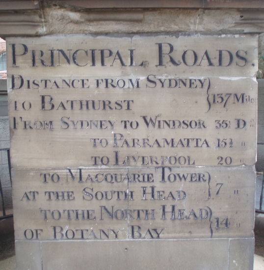 Ein Obelisk von 1818 zeigt die damaligen Entfernungen zu verschiedenen Orten in der Kolonie