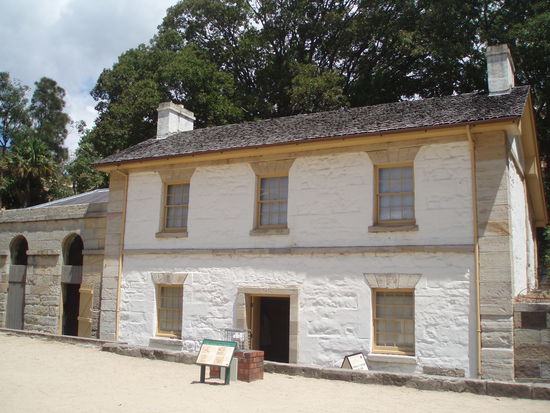 Hier befindet sich auch das älteste Haus Sydneys, Cadman's Cottage (1816)