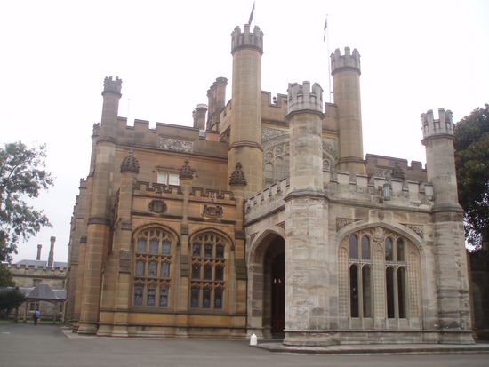 Das Government House liegt im Norden der Gärten. Es wurde Mitte des 19. Jahrhunderts gebaut und ist seitdem, mit einigen Unterbrechungen, Residenz des Gouverneurs von New South Wales.