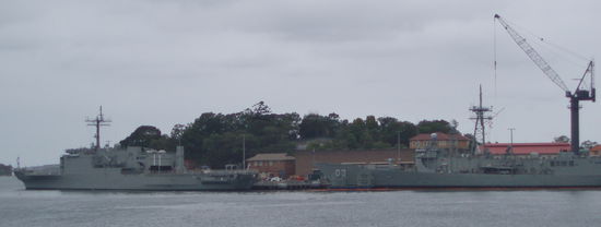 Auf der gegenüberliegenden Seite liegen einige Kriegsschiffe vor Anker