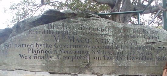 Mrs Macquarie's Chair - eine 1810 in den Sandstein gehauene Bank, auf der die Frau des Gouverneurs gerne saß, auf den Hafen sah und auf Schiffe aus England wartete.