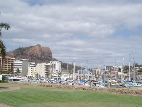 Ein kleiner Hafen, im Hintergrund sieht man den Castle Hill