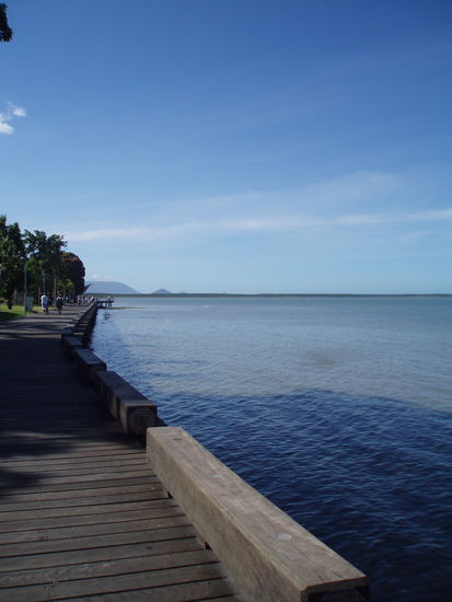 Die Uferpromenade an der Esplanade