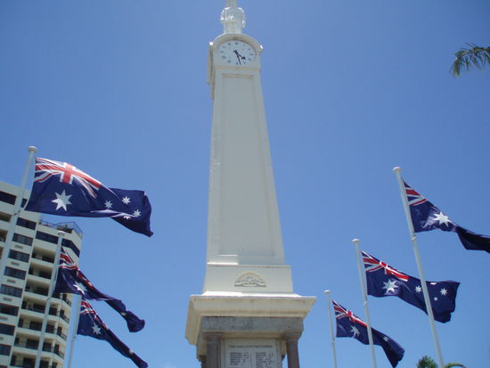 An der Promenade erinnern ein Denkmal...