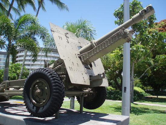 ...und eine Kanone an die Opfer des zweiten Weltkriegs