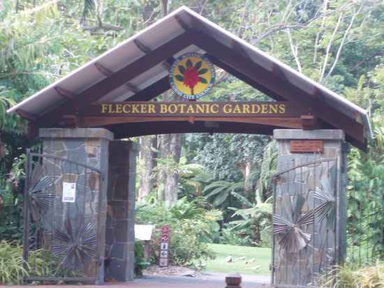 Der Eingang zu den Flecker Botanic Gardens