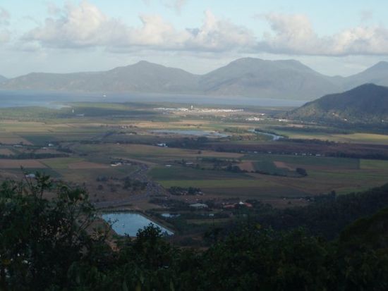 Ausblick von der Kuranda Range: Die Gegend nördlich von Cairns - die Northern Beaches und der Flughafen. Irgendwo dort muss auch die Uni sein.