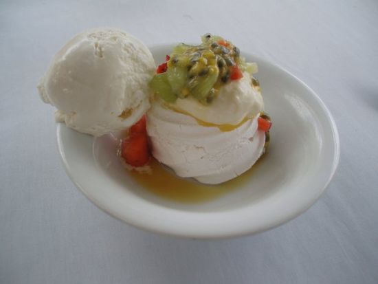 Nach einer leckeren Quiche mit Salat gab es Eis mit Pavlova - schon wieder sowas Leckeres!